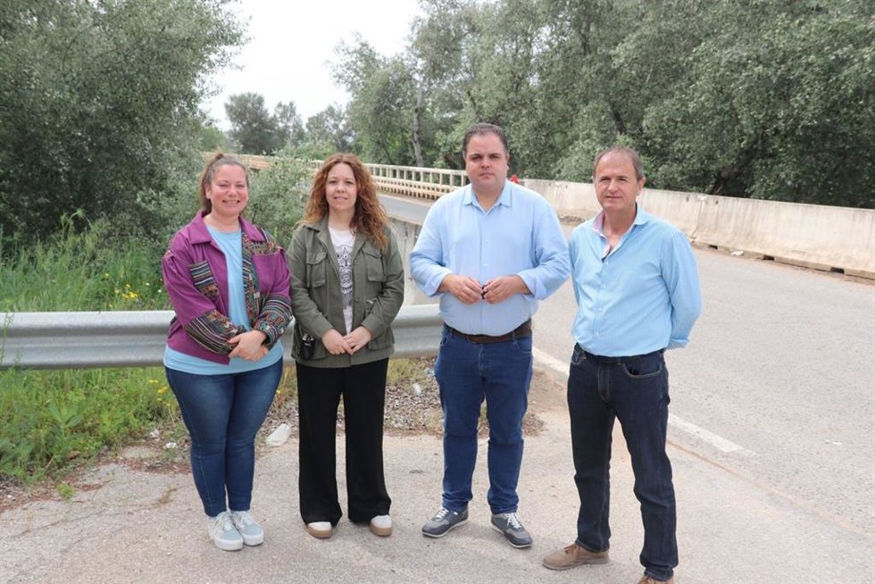 El alcalde y secretario general del PSOE de Villanueva de la Reina, Blas Alves, acompañando en Villanueva de la Reina al candidato al Parlamento andaluz por el PSOE de Jaén Víctor Torres.