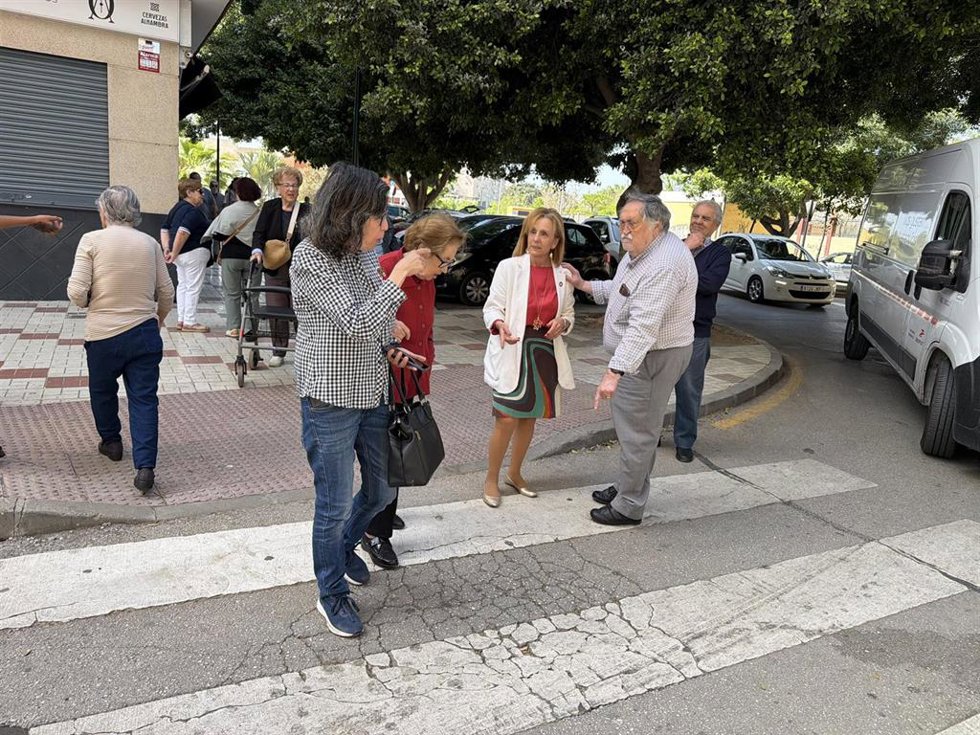 La viceportavoz municipal socialista, Begoña Medina, junto con vecinos en la barriada de la Luz en Málaga