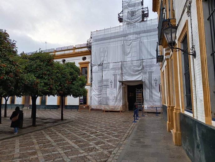 Archivo - Acceso al Alcázar desde el Patio de Banderas, con la fachada en proceso de restauración, en una imagen de archivo.