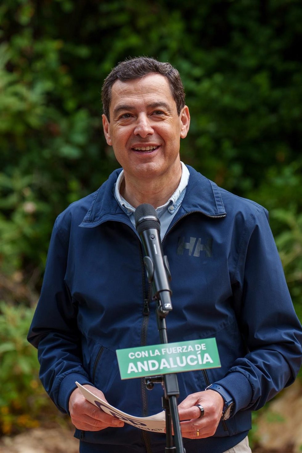 El presidente de la Junta de Andalucía y candidato a la reelección, Juanma Moreno atiende a los medios tras el recorrido por el Cinturón Verde. A 2 de mayo de 2026 en Córdoba, Andalucía (España). El presidente de la Junta de Andalucía y candidato a la ree