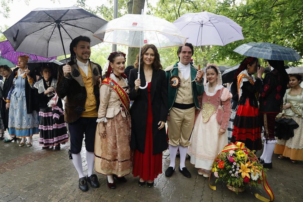 La presidenta de la Comunidad de Madrid, Isabel Díaz Ayuso, en el cementerio de La Florida, durante la tradicional ofrenda floral a los Héroes del 2 de Mayo en el Día de la Comunidad de Madrid, a 2 de mayo de 2026, en Madrid (España).