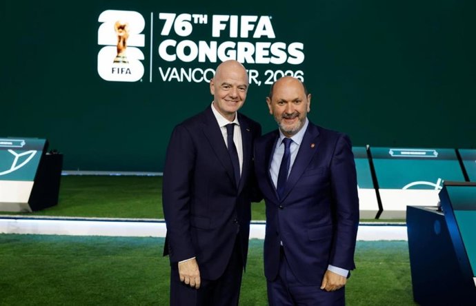 El presidente de la Real Federación Española de Fútbol (RFEF), Rafael Louzán, se reúne con su homólogo de la FIFA, Gianni Infantino, durante el 76º Congreso de la FIFA