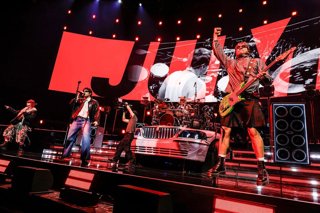 La banda australiana 5 Seconds of Summer debuta en el Roig Arena tras tres años sin actuar en España.