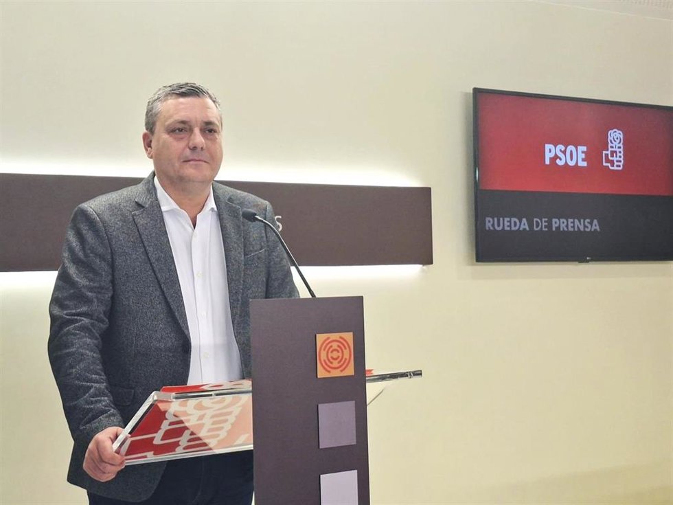 Archivo - El portavoz del PSOE en las Cortes, Fernando Sabés, en la sala de prensa de la Cámara autonómica.