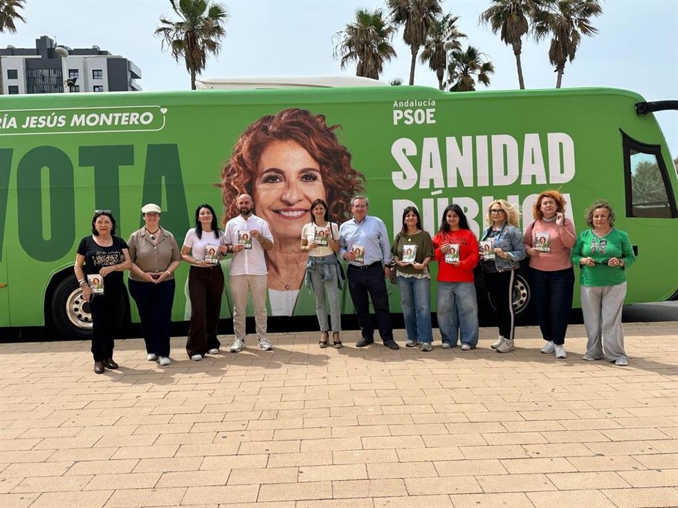 La candidata del PSOE al Parlamento Andaluz, Fátima Herrera, en su visita este sábado al mercadillo del barrio almeriense de El Zapillo.