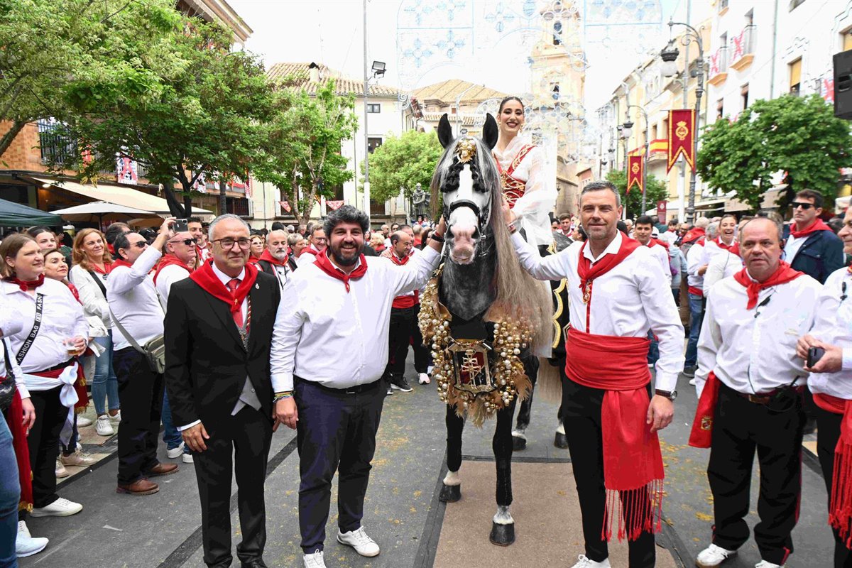 López Miras señala que la Región de Murcia es  la capital del mundo  con las fiestas en honor a la Santísima y Vera Cruz