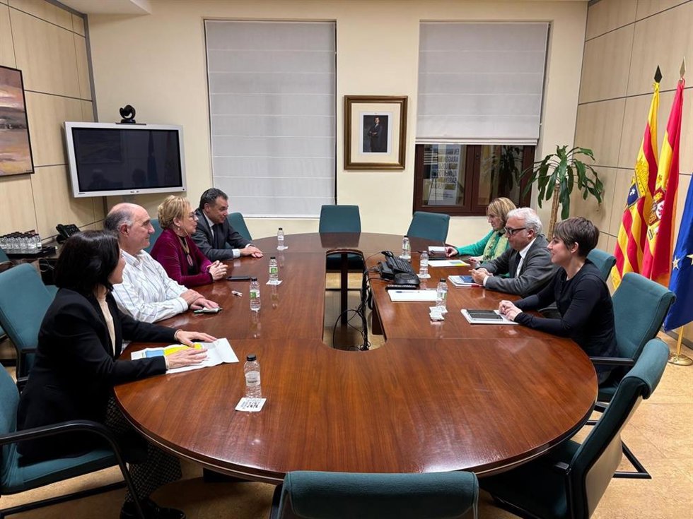Archivo - Los prepresentantes de CEOE ARagón y CEPYME Aragón en una reunión con el Gobierno de Aragón en imagen de archivo. 