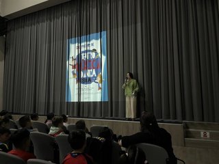 La delegada de Educación del Ayuntamiento de Jerez de la Frontera (Cádiz), Nela García, ha asistido a la primera representación prevista dentro de la programación de la trigésimo segunda edición de la Muestra de Teatro, Música y Danza Escolar.