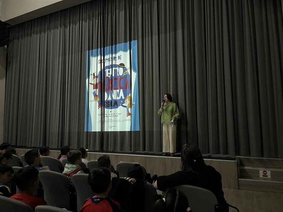 La delegada de Educación del Ayuntamiento de Jerez de la Frontera (Cádiz), Nela García, ha asistido a la primera representación prevista dentro de la programación de la trigésimo segunda edición de la Muestra de Teatro, Música y Danza Escolar.
