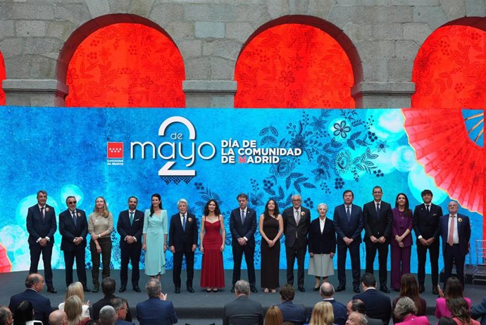 La presidenta de la Comunidad de Madrid, Isabel Díaz Ayuso, junto a los premiados en el Dos de Mayo