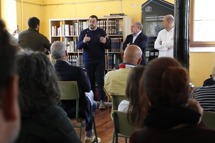 Adrián Barbón, en el centro