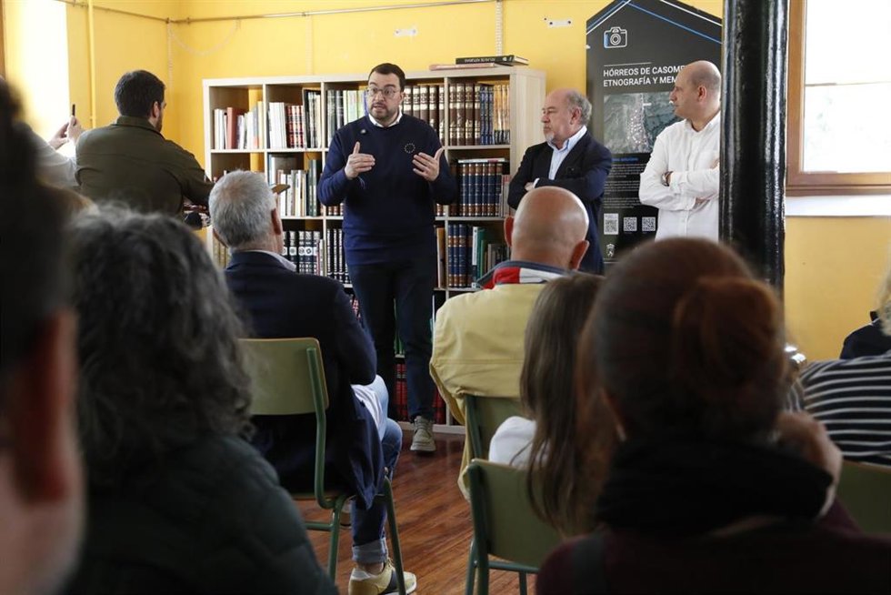 Adrián Barbón, en el centro