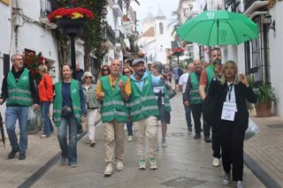 El candidato número 1 de Por Andalucía por la provincia de Málaga a las próximas elecciones autonómicas, Ernesto Alba, y la también candidata de la coalición, Victoria Morales, en Marbella.