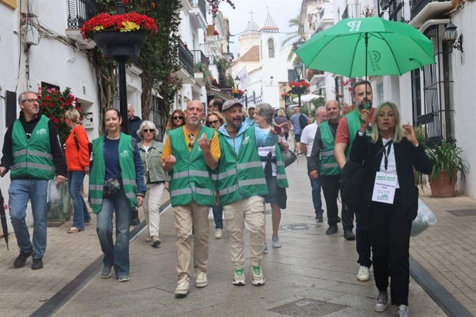 El candidato número 1 de Por Andalucía por la provincia de Málaga a las próximas elecciones autonómicas, Ernesto Alba, y la también candidata de la coalición, Victoria Morales, en Marbella.