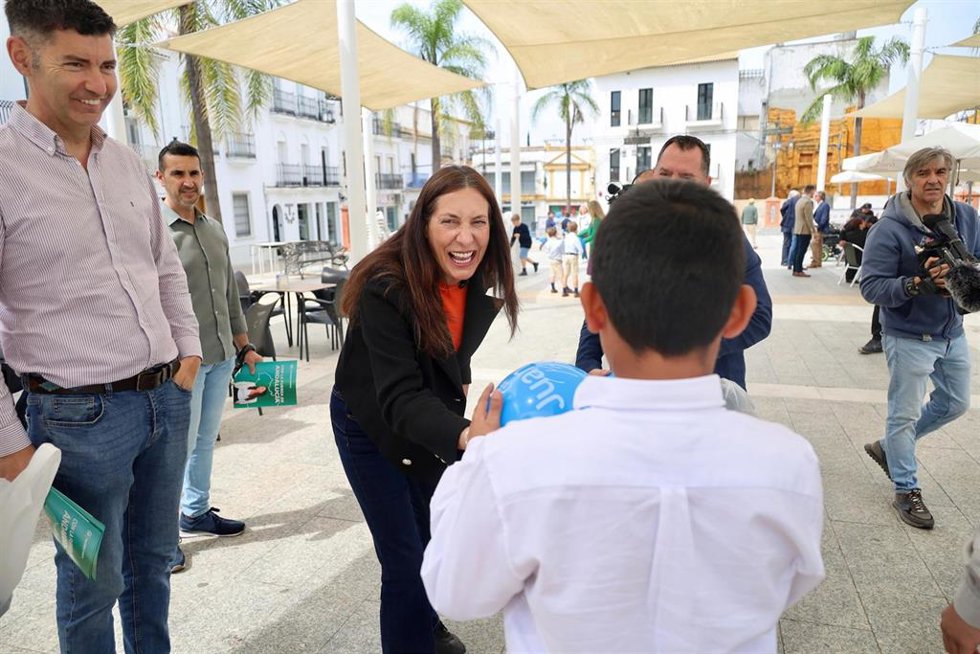 La cabeza de lista del PP de Huelva para el 17M, Loles López, en un reparto electoral en Valverde del Camino (Huelva).