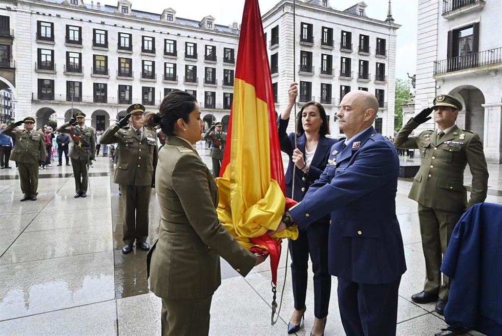 Santander conmemora el Dos de Mayo con la ofrenda floral a la estatua de Pedro Velarde