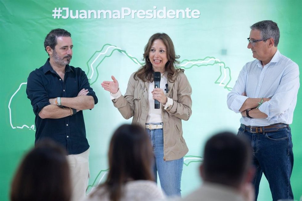 La presidenta del PP de Málaga, Patricia Navarro; el secretario general provincial y candidato a las próximas elecciones autonómicas, José Ramón Carmona; y el presidente local y alcalde del municipio malagueño de Rincón de la Victoria, Francisco Salado