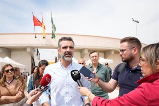 Fernandez-Pacheco atiende a los periodistas en la Feria del Vino de la localidad de Laujar de Andarax.