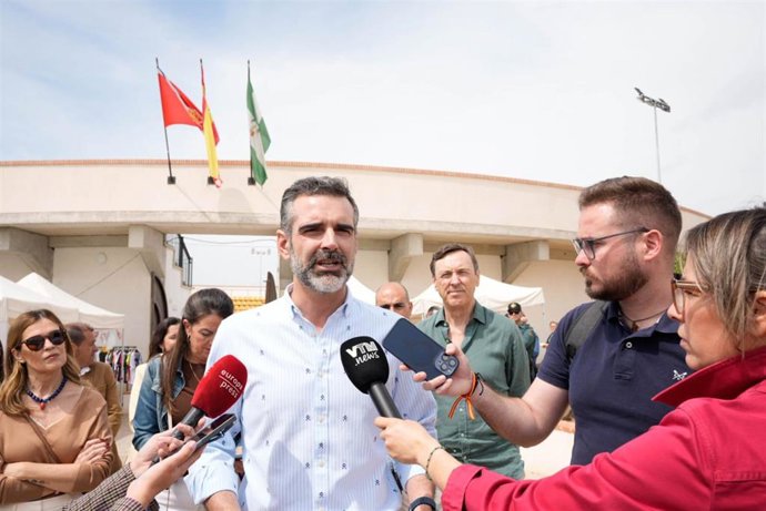 Fernandez-Pacheco atiende a los periodistas en la Feria del Vino de la localidad de Laujar de Andarax.
