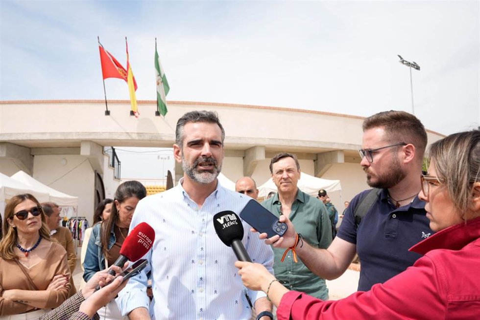 Fernandez-Pacheco atiende a los periodistas en la Feria del Vino de la localidad de Laujar de Andarax.