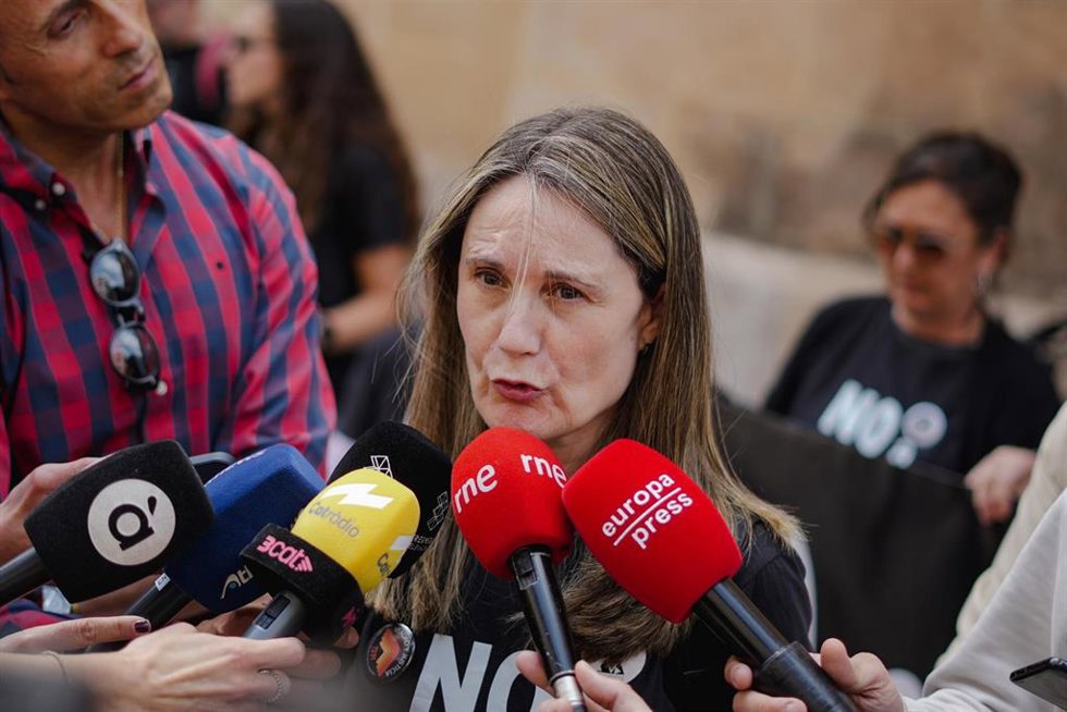 La presidenta de la Asociación de Víctimas Mortales de la DANA 29-O, Rosa Álvarez, ofrece declaraciones a la prensa, en imagen de archivo.