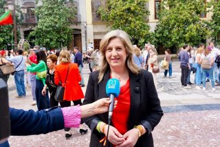 La candidata de VOX por Granada a las elecciones andaluzas del próximo 17 de mayo, Beatriz Sánchez Agustino, atendiendo a los medios.