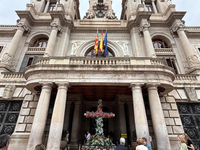 La Cruz de Mayo del Ayuntamiento de València rendirá homenaje a todas las madres.