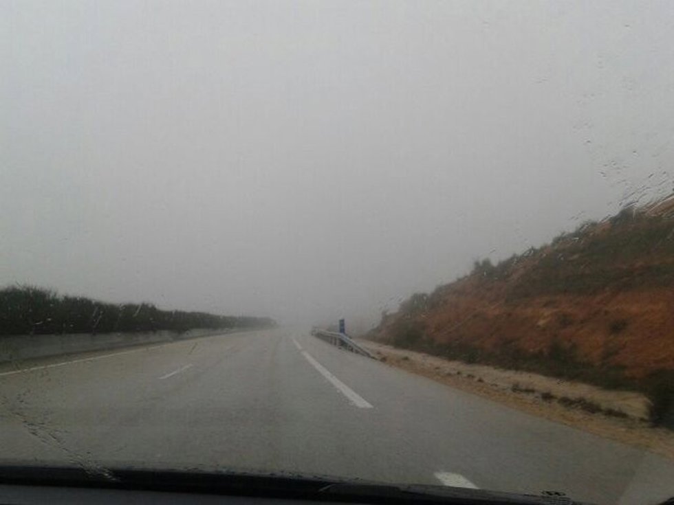 Archivo - Carretera con lluvia.
