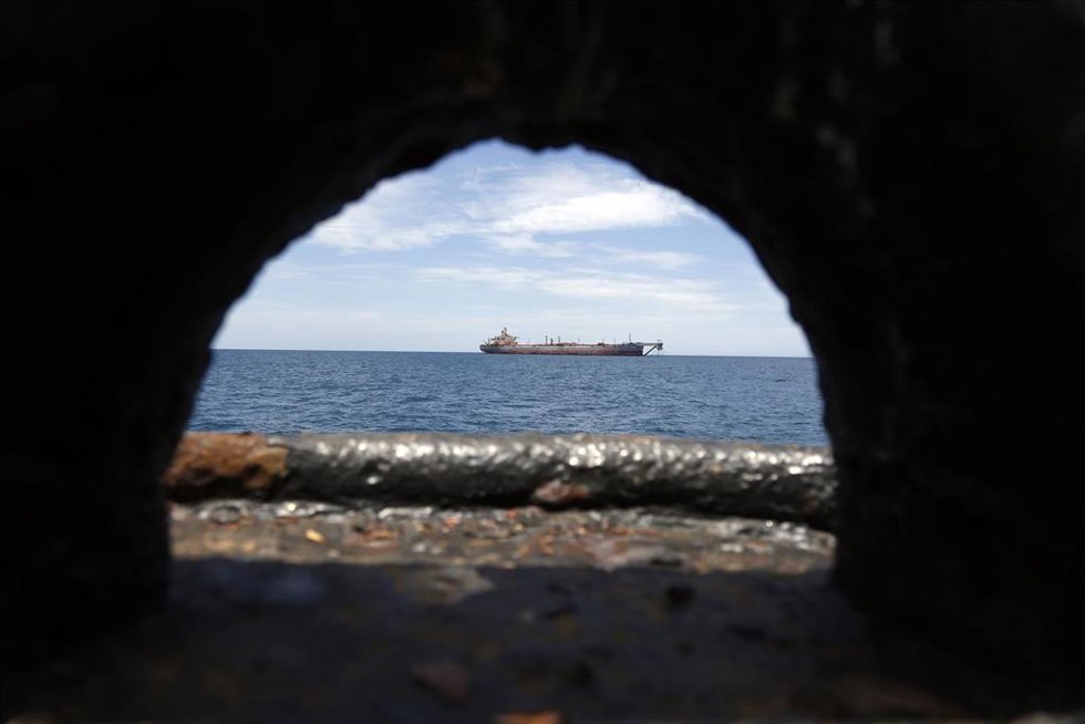 Archivo - Imagen de archivo del petrolero Safer frente a las costas de Yemen 