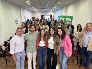 La portavoz adjunta del grupo socialista en el parlamento andaluz y candidata al parlamento andaluz, Ángeles Férriz, y la portavoz del PSOE de Málaga y candidata al parlamento andaluz, Ana Villarejo, en un acto en Cuevas del Becerro (Málaga).