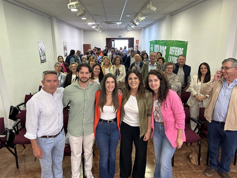 La portavoz adjunta del grupo socialista en el parlamento andaluz y candidata al parlamento andaluz, Ángeles Férriz, y la portavoz del PSOE de Málaga y candidata al parlamento andaluz, Ana Villarejo, en un acto en Cuevas del Becerro (Málaga).