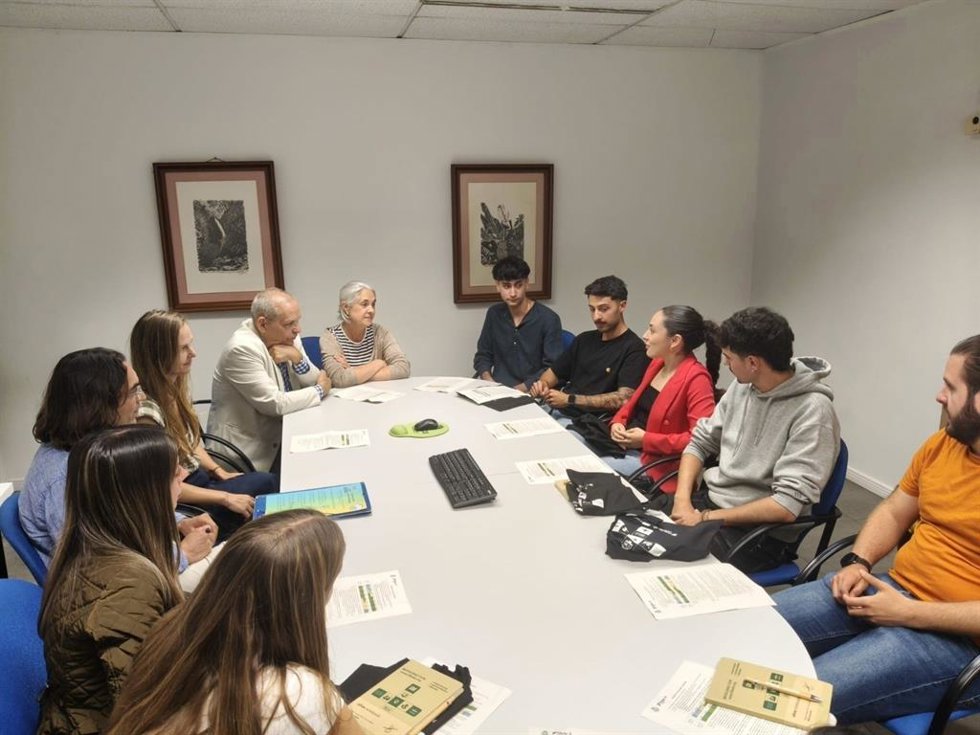 El consejero de Empleo, Efraín Medina, se reúne con los once tinerfeños participantes del programa de formación de turismo sostenible en Bali, Indonesia