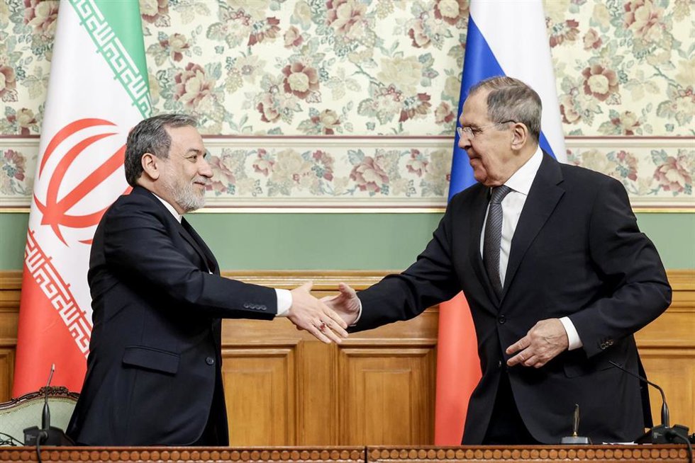 Archivo - Los ministros de Exteriores de Irán y Rusia, Abbas Araqchi (I) y Sergei Lavrov (D)