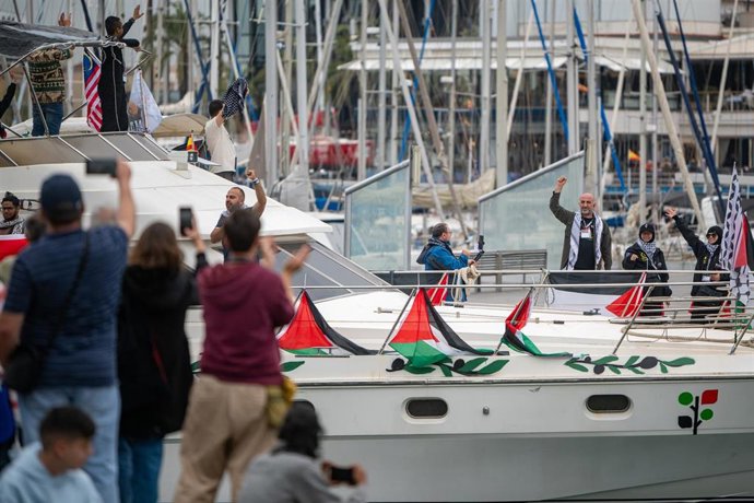 Un barco de la segunda expedición de la Global Sumud Flotilla, parte del Moll de la Fusta de Barcelona.