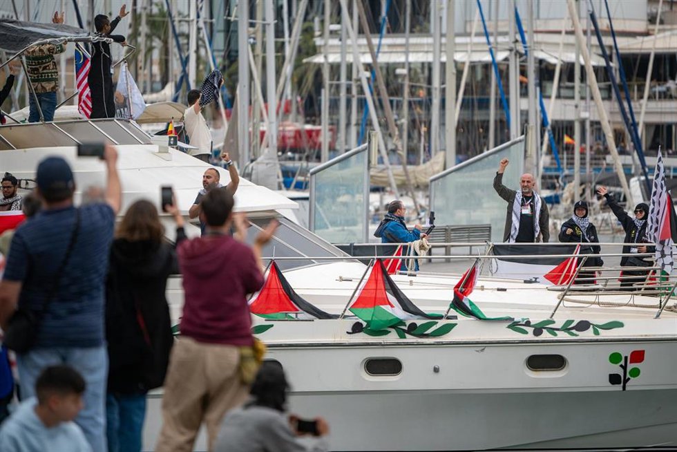 Un barco de la segunda expedición de la Global Sumud Flotilla, parte del Moll de la Fusta de Barcelona.