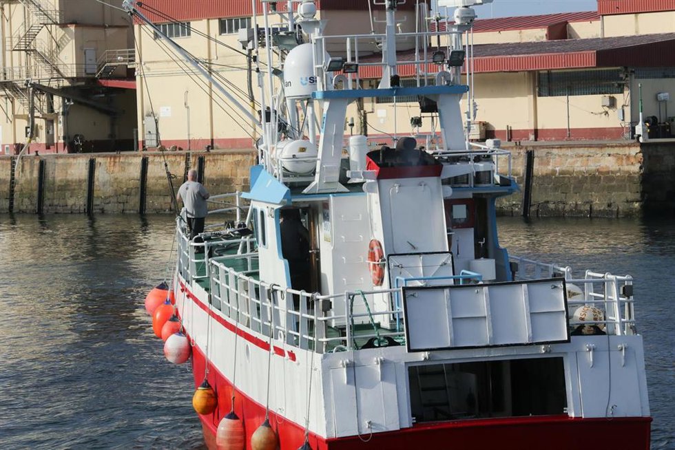 Archivo - Marineros en el Puerto de Burela, a 3 de octubre de 2022, en Burela, Lugo, Galicia (España).