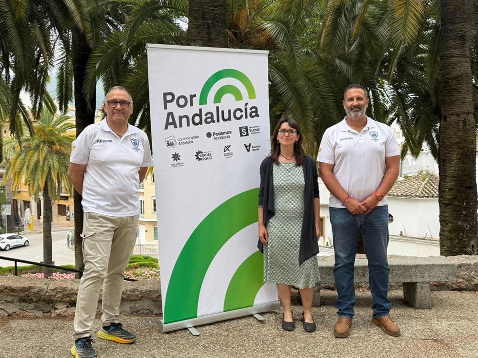 La candidata número 3 por Córdoba al Parlamento andaluz de la coalición Por Andalucía, Sandra Aceituno, junto al presidente de la Plataforma Técnica de Emergencia Sanitaria de Andalucía (PLATESA), David Orihuela.