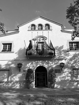Fachada del Ayuntamiento de Esplugues de Llobregat (Barcelona)
