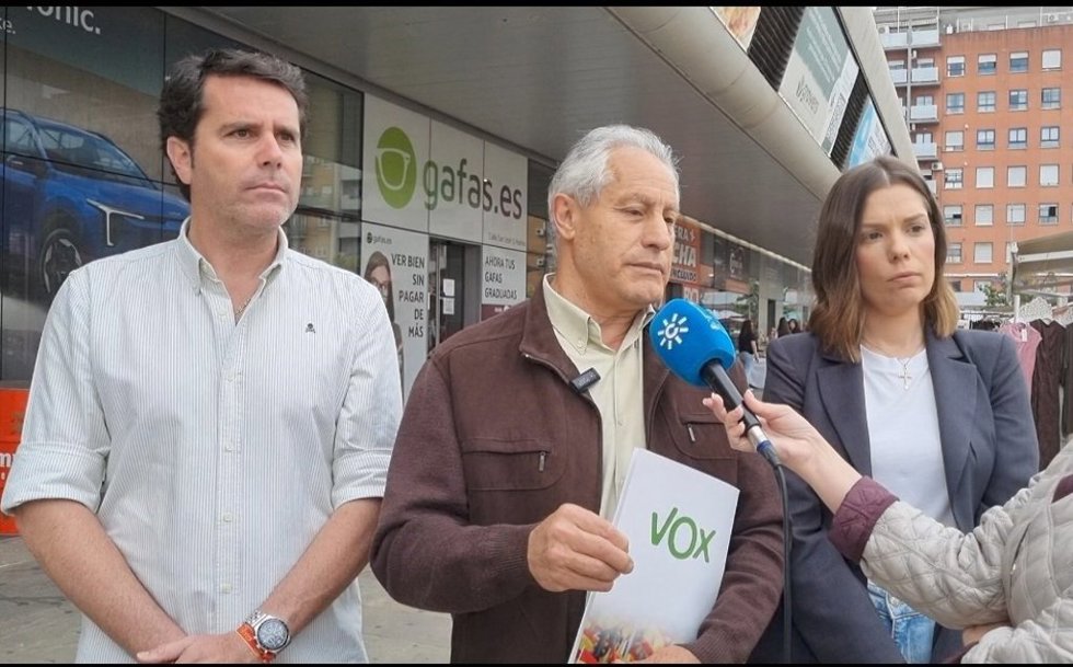 El candidato de Vox por Huelva a las elecciones del 17 de mayo, Fausto Andrés, en un atención a medios.