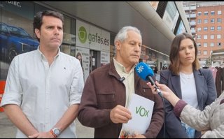 El candidato de Vox por Huelva a las elecciones del 17 de mayo, Fausto Andrés, en un atención a medios.