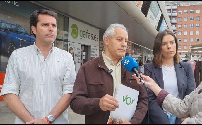 El candidato de Vox por Huelva a las elecciones del 17 de mayo, Fausto Andrés, en un atención a medios.