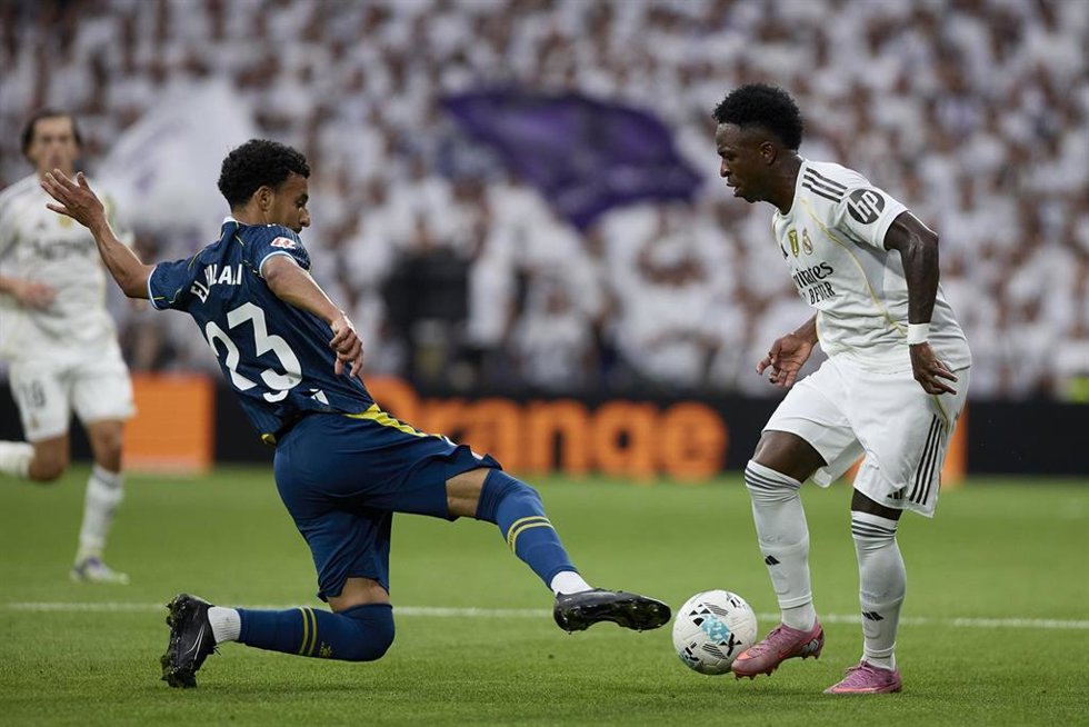 Archivo - Omar El Hilali y Vinícius en el Real Madrid-RCD Espanyol de la primera vuelta de LaLiga EA Sports