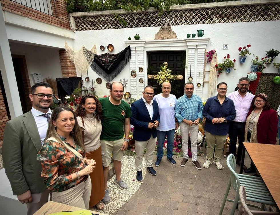 El presidente de la Diputación de Granada, Francis Rodríguez, y el alcalde de Almuñécar, Juanjo Ruiz Joya, en las Cruces de Mayo de la localidad.