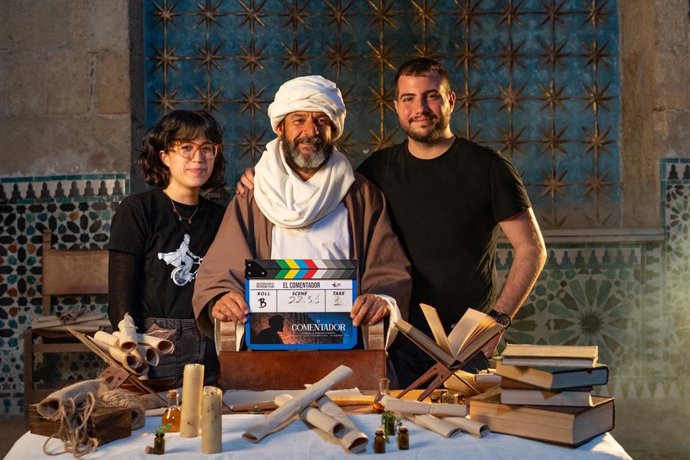 Los directores de 'El Comentador', Ana Villa Zamorano y Guillermo Sevilla, con el actor Andrés Villanueva caracterizado como Averroes, en una pausa del rodaje.