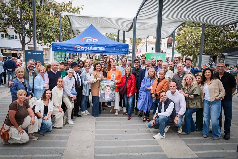 La presidenta del Comité Electoral del PP de Málaga y candidata a las elecciones autonómicas, Carolina España, participa junto a la presidenta local y alcaldesa del municipio de Torremlinos, Margarita del Cid, en una carpa informativa.