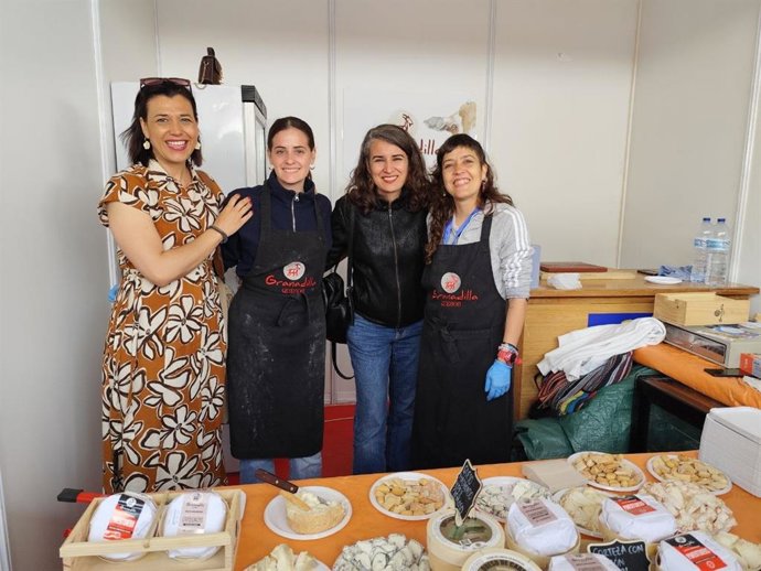 La portavoz de Unidas por Extremadura, Irene de Miguel (la segunda por la derecha), durante su visita a la Feria del Queso de Trujillo, a 2 de mayo de 2026.