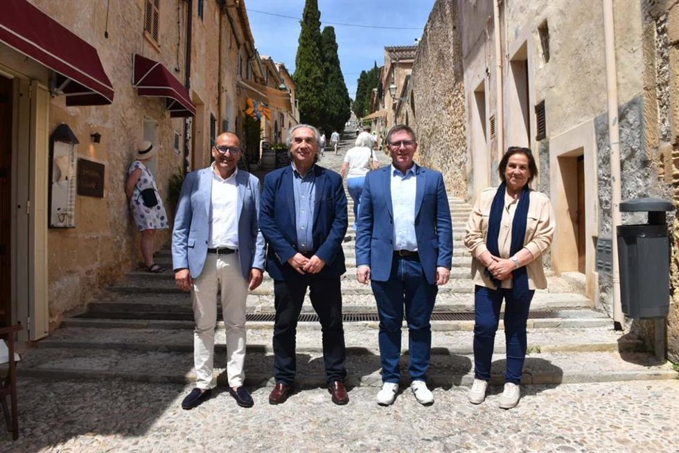 El alcalde de Pollença, Martí March, y el conseller insular de Turismo del Consell de Mallorca, Guillem Ginard, durante su visita al municipio.