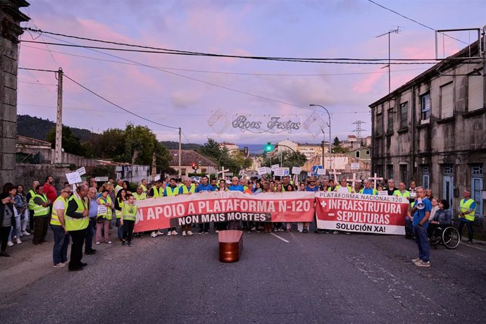 Archivo - Movilización de la Plataforma pola Defensa da Seguridade na N-120