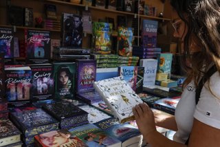 Una persona durante la inauguración de la 61ª edición de la Fira del Llibre de Valencia en los Jardines del Real / Viveros. 