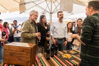 El vicepresidente de la Diputación, Ángel Escobar, la alcaldesa, Almudena Morales, y el consejero de Agricultura, Pesca, Agua y Desarrollo Rural, Ramón Fernández-Pacheco, en su visitas a bodegas y expositores que se encuentran en la Plaza de Toros.